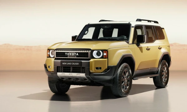 Ribotos pirmosios serijos „Land Cruiser J250“ bus dekoruojami istorinius modelius primenančiais apvaliais priekiniais žibintais. Vėliau juos pakeis stačiakampiai. „Toyotos“ nuotr.