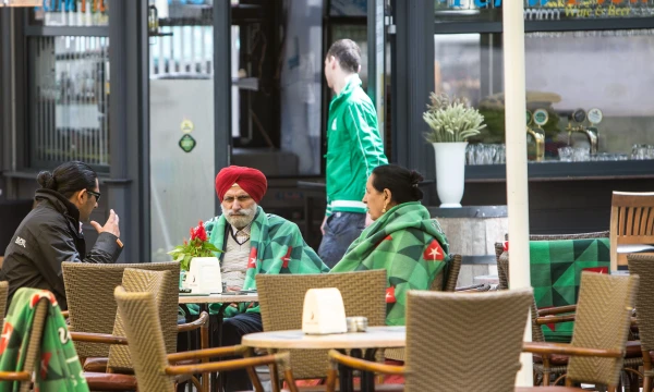 Kavinių vidutinė apyvarta vasarą padidėja, tačiau verslininkai tai sieja ne tik su lauko kavinių atidarymu, bet ir su emigrantu grįžimu į Lietuvą atostogų bei smarkiai augančiu užsienio turistų srautu.