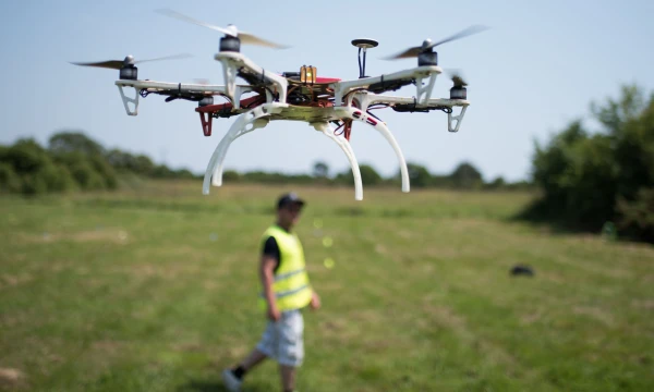 Tikimasi, kad bepiločių orlaivių (dronų) ar ultralengvųjų lėktuvų panaudojimas padėtų tiksliau prognozuoti žemės ūkio veiklai nepalankius orus, tiksliau įvertintų pasėlių būklę, užtikrintų kokybiškas paslaugas už žemdirbiams prieinamą kainą.  SEBASTIENO SALOMO-GOMISO („Sipa / Scanpix“) NUOTR.