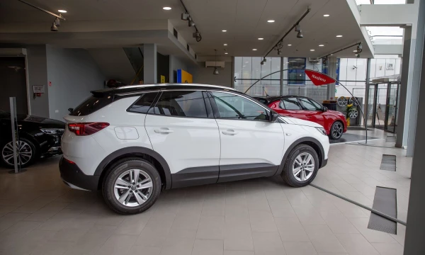 Nuo vasaros pradžios augusi naujų automobilių rinka spalį ėmė trauktis. Vladimiro Ivanovo (VŽ) nuotr.