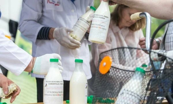 Žemomis pieno supirkimo kainomis nepatenkinti ūkininkai dar 2016 m. Vilniuje buvo surengę nemokamo pieno dalijimo akciją. Juditos Grigelytės (VŽ) nuotr.