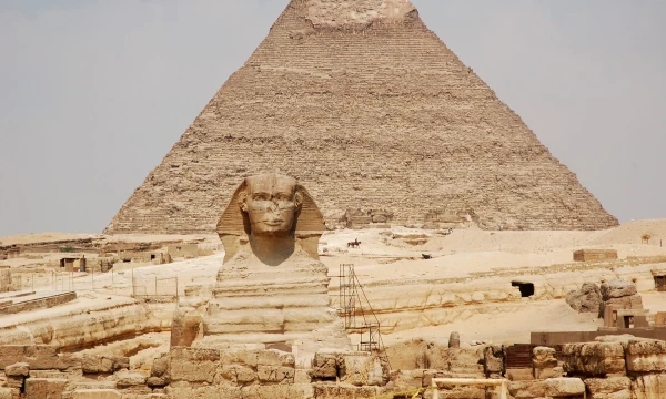 Egiptas. Piramidės Gizoje. Didysis sfinksas, fone -  Chafro piramidė. Nijolės Talutytės nuotr.