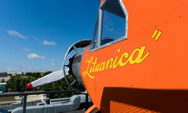 Interaktyvi „Lituanicos“ kopija ant Energetikos ir technikos muziejaus stogo Vilniuje. Muziejaus nuotr.