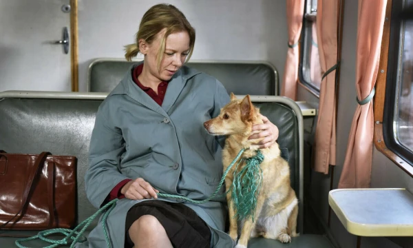 Kadras iš Aki Kaurismaki filmo „Nukritę lapai“ (2023).