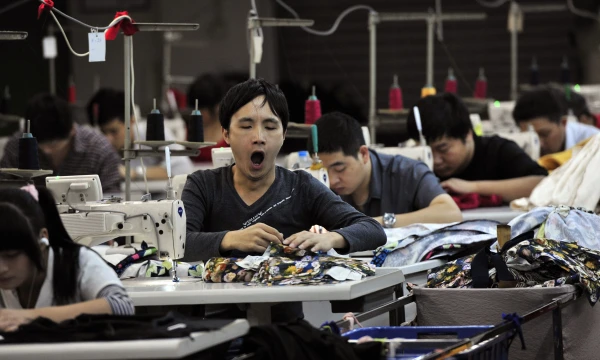 Tarptautinės organizacijos teigia, kad daugybės Kinijos valstybės įmonių gyvastis palaikoma tik begalinėmis paskolų injekcijomis. „Reuters“ / „Scanpix“ nuotr.