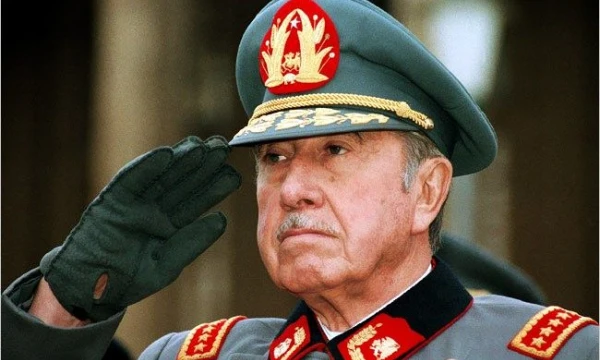 Buvęs Čilės diktatorius Augusto Pinochetas Ugarte (1915–2006 m.) nebuvo nuteistas, , nors Čilės ir tarptautinės žmogaus teisių organizacijos reikalavo, kad būtų pradėtas teisinis procesas prieš žmogų, kurio sąžinę slegia ne mažiau nei iš 3.000 žmonių atimta gyvybė ir tūkstančių kankinimai. NNDB nuotr. 