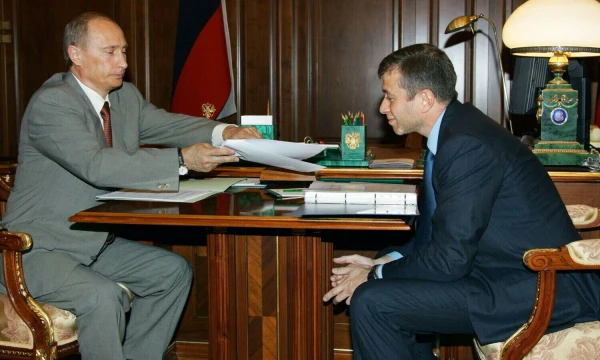 Rusijos prezidentas Vladimiras Putinas ir Romanas Abramovičius, tuometinis Čiukotkos regiono gubernatorius ir futbolo klubo „Chelsea“ savininkas Kremliuje. 2005 m. gegužės 27 d. („Reuters“ / „Scanpix“) nuotr.