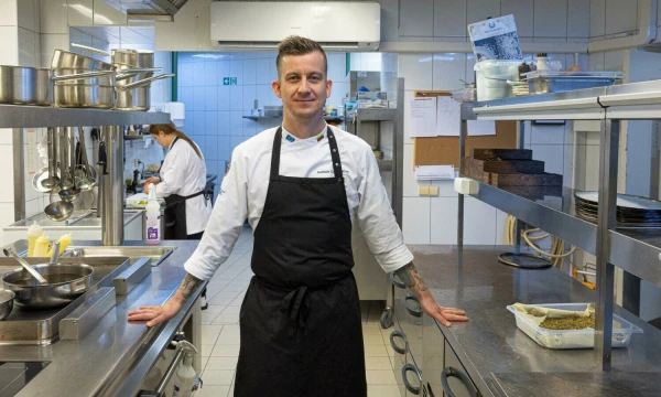 Justinas Kapkovičius, Lietuvos vyriausiųjų virėjų ir konditerių asociacijos prezidentas, viešbučio „Curio Collection by Hilton“ restorano vyriausiasis virtuvės šefas. Vladimiro Ivanovo (VŽ) nuotr.