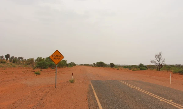 „Mereenie Loop“ žvyrkelio pradžia. Rimvydo Ragausko nuotr.