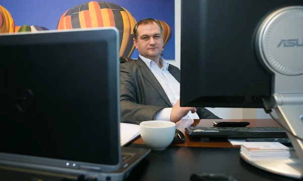 „2017 m. į viršų ūgtelėti dar turėtų internetas, savo stabilią dalį ir toliau išlaikys daugiausia reklamos pinigų sutraukianti televizija. Pastaruosius metus besitęsiantį renesansą toliau išgyvens lauko, radijo reklama. Neblogus metus, tikėtina, skaičiuos ir žurnalai“, – sako Rolandas Ragaliauskas. Juditos Grigelytės (VŽ) nuotr.