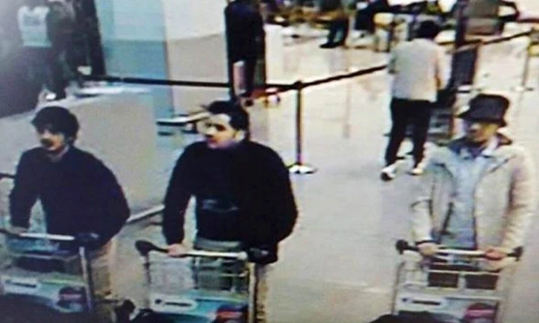 Oro uosto kamerų užfiksuotas kadras. Kairėje – du susisprogdinę teroristai, dešinėje, manoma, yra Faycalas Cheffou. „Reuters“ / „Scanpix“ nuotr. 