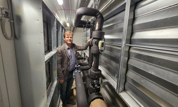 „Tai bus pirmas toks duomenų centro atliekinės šilumos realaus panaudojimo projektas Lietuvoje“, – sako Telecentro Duomenų centrų skyriaus vadovas Giedrius Kalibatas demonstruodamas jau sumontuoto šilumokaičio oras-vanduo mazgą.
