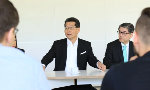 „Prieš ketverius metus Honkonge buvo tik 3 bendradarbystės (angl. coworking) erdvės, dabar jų yra 45. Prieš pusantrų metų vieną iš jų savo biure atidarė automobilių gamintoja „Infinity“, kuri aplink save norėjo daugiau jaunų žmonių ir iššūkių“, – kalba Gregas So, Honkongo prekybos ir ekonominės plėtros sekretorius. Dariaus Versecko (VŽ) nuotr.