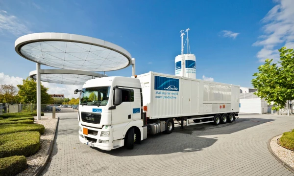 „Linde“ grupė trečdalį mokslinių tyrimų ir plėtros biudžeto – beveik milijardą eurų – šiemet investuos į vandenilio plėtros projektus. Skystas vandenilis pristatomas į vandenilio degalinę Unterschleisheime, Vokietijoje.