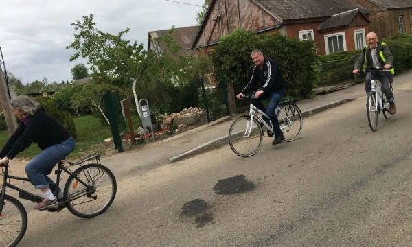 Verslininkas Elliotas Matzas (viduryje) Rumšiškėse. E. Matzo asmeninio archyvo nuotr. 