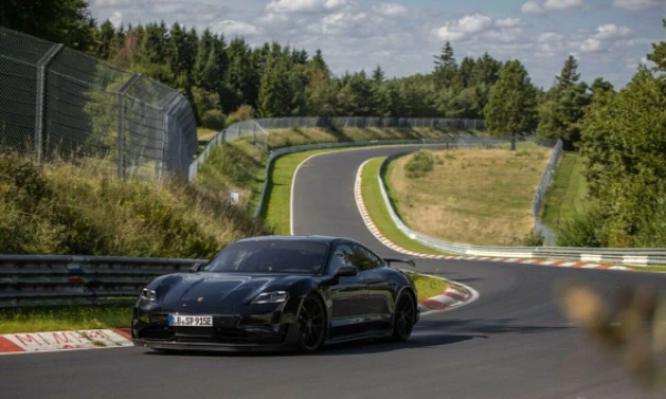 Naujoji „Taycan“ versija pagerino tiek „Tesla Model S Plaid“, tiek ankstesnį „Taycan Turbo S“ rezultatą. „Porsche AG“ nuotr.