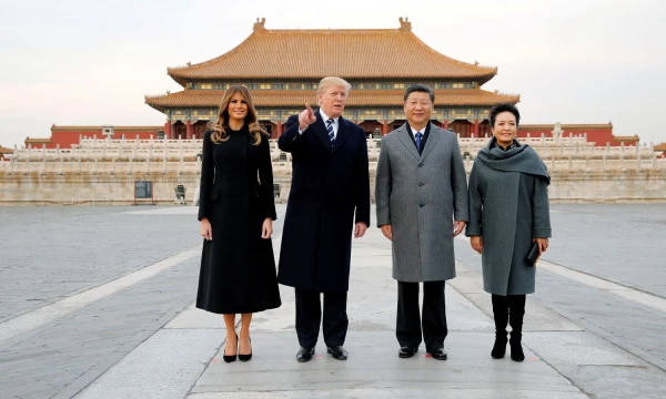 Kinijos prezidentas Xi Jinpingas su sutuoktine Peng Liyuan Pekine priėmė pirmąją JAV porą Donaldą Trumpą ir Melanią Trump. Jonathano Ernsto („Reuters“ / „Scanpix“) nuotr.