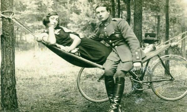 Su hamaku gamtoje. Ukmergės kraštotyros muziejaus nuotr.