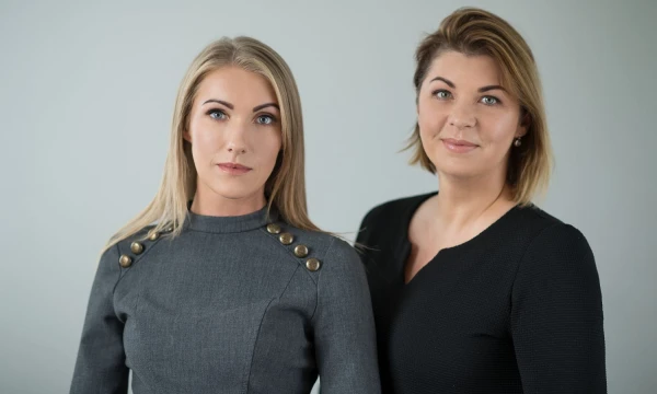 Živilė Neimanaitė-Byčenkova (dešinėje) ir Raimonda Suduikienė, VšĮ „Slauga jums“ įkūrėjos. Bendrovės nuotr.