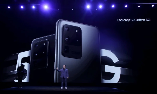 „S20+“ ir „S20 Ultra“ palaiko 5G ryšį, bet Lietuvoje dar teks palaukti bent kelerius metus, kol juo bus galima deramai naudotis. Jeffo Chiu (AP / „Scanpix“) nuotr.