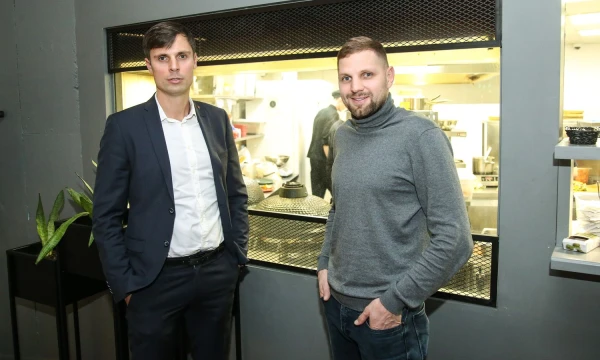 Andrius Lavrinavičius ir  Edvinas Juškauskas, „Grill London“ bendraturčiai, sako, kad viena maitinimo verslo sėkmės priežasčių buvo pamatuota plėtra. Vladimiro Ivanovo (VŽ) nuotr.