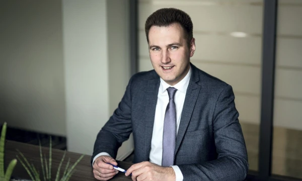 „Į užsienio rinkas negalima žengti „aklai“ – svarbu žinoti vietos rinkos situaciją, konkurencinę aplinką, klientų lūkesčius, suvokti savo produkto ar paslaugos išskirtinumą, taip pat gerai žinoti teisinę aplinką, vartotojų įpročius ir daug kitų svarbių niuansų“, - sako Justas Čapskis, Šiaulių banko Finansavimo paslaugų vystymo departamento projektų vadovas. Ryčio Galadausko nuotr.