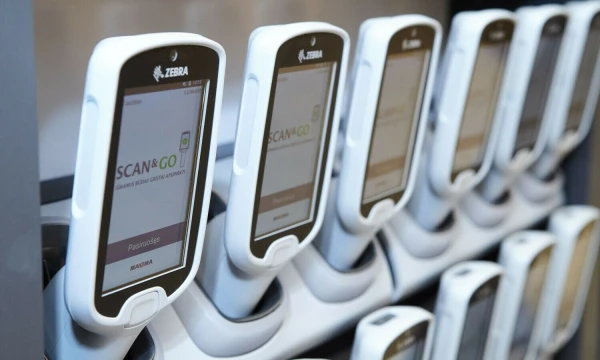 Kiekvieną mėnesį savarankiškai skenuoti prekes renkasi jau daugiau nei 12 tūkst. „Maximos“ klientų.