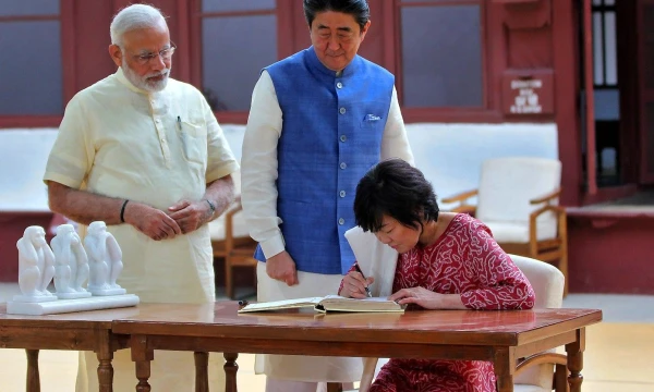 Shinzo Abe, Japonijos ministras pirmininkas, su žmona Akie Abe per vizitą Indijoje. Armito Dave („Reuters“ / „Scanpix“) nuotr.