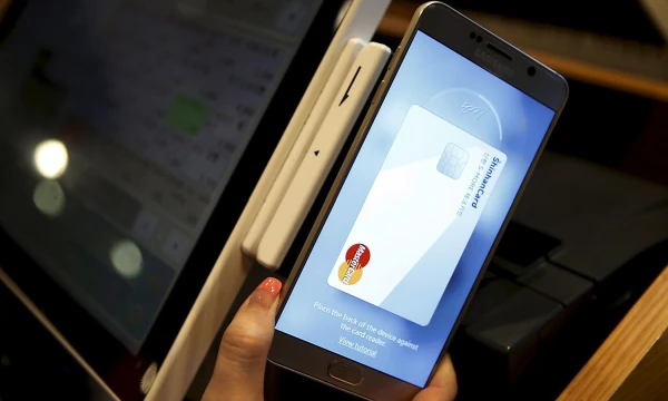 Mobilieji ir bekontakčiai mokėjimai yra gana pažangus atsiskaitymo būdas, kuriuo tikrai susigundys naujoves mėgstantys vartotojai. Kim Hong-Ji („Reuters“ / „Scanpix“) nuotr. Mobilieji ir bekontakčiai mokėjimai yra gana pažangus atsiskaitymo būdas, kuriuo tikrai susigundys naujoves mėgstantys vartotojai. Kim Hong-Ji („Reuters“ / „Scanpix“) nuotr.