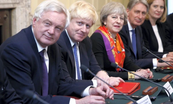 Ministrai Davidas Davisas ir Borisas Johnsonas (priekyje) pasitraukė iš JK vyriausybės, nes nepritaria Theresos May, šalies premjerės, „Brexit“ vizijai. Peterio Nichollso („Reuters“ / „Scanpix“) nuotr.