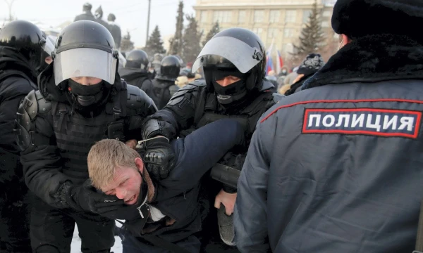 Riaušių policijos pareigūnai  Rusijos mieste Novosibirske sulaiko nesankcionuoto mitingo, skirto Rusijos opozicijos aktyvistui Aleksejui Navalnui palaikyti, dalyvį. Kirill Kukhmar (TASS / „Scanpix“) nuotr.