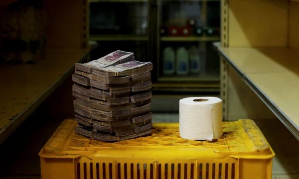 Vienam rulonėliui tualetinio popieriaus įsigyti iki devalvacijos ir denominacijos reikėjo 2,6 mln. bolivarų (maždaug 0,40 USD). Carlos Garcia Rawlins („Reuters“ / „Scanpix“) nuotr.
