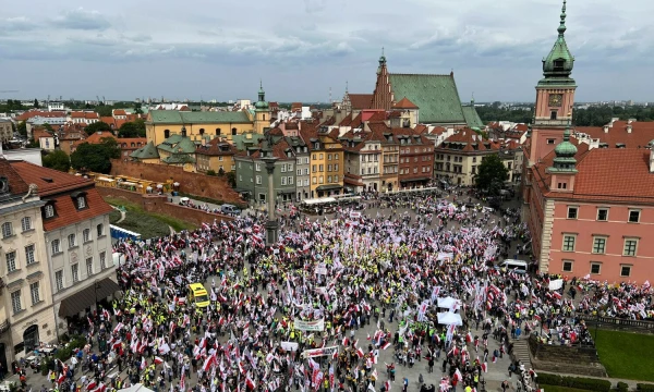 Lenkijos ūkininkai vėl rinkosi į protestą Varšuvoje. Kubos Stezycki („Reuters“/„Scanpix“) nuotr.