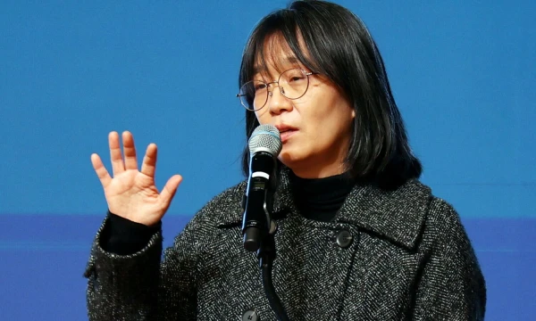 Pietų Korėjos rašytoja Han Kang, Nobelio literatūros premijos laureatė. „Reuters“ / „Scanpix“ nuotr.