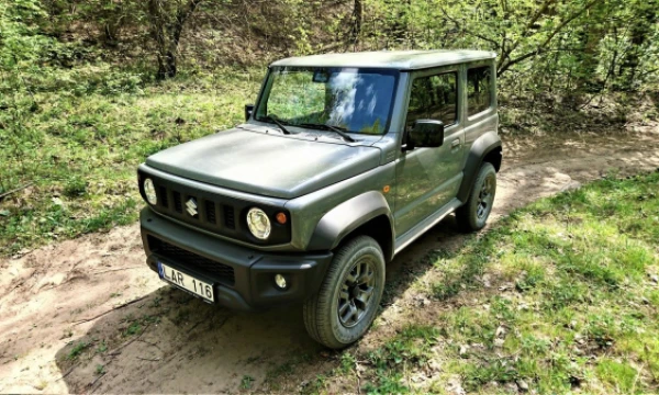 Nuotaikingas naujojo „Jimny“ stilius primena didesnius ir brangesnius „Jeep“, „Mercedes“ ir „Land Rover“ visureigius. Lino Butkaus (VŽ) nuotr.