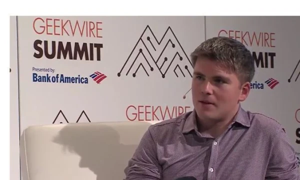 Johnas Collisonas, „Stripe“ vadovas: „Kol augs interneto ekonomika, augsime ir mes.“ Kadras iš „YouTube“ įrašo.