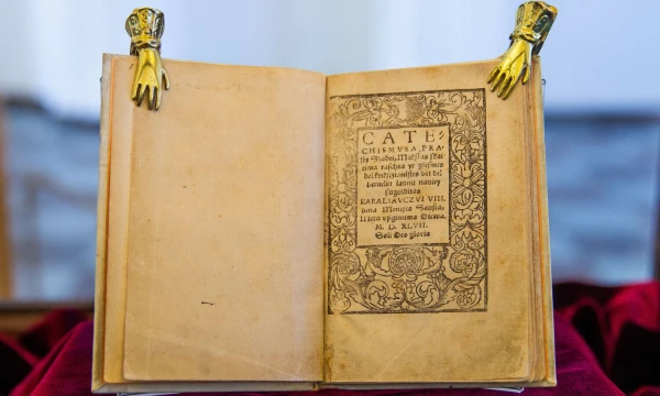 Martyno Mažvydo „Katekizmas“ (1570), eksponuojamas VU bibliotekoje. Irmanto Gelūno (BNS) nuotr.