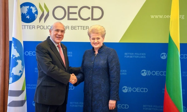 Sutartį dėl Lietuvos stojimo į EBPO pasirašė šios organizacijos generalinis sekretorius Angelis Gurria ir prezidentė Dalia Grybauskaitė. Roberto Dačkaus (Prezidentūra) nuotr. 