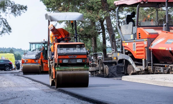 UAB „Kauno keliai“ asfaltuojama gatvė. Juditos Grigelytės (VŽ) nuotr.