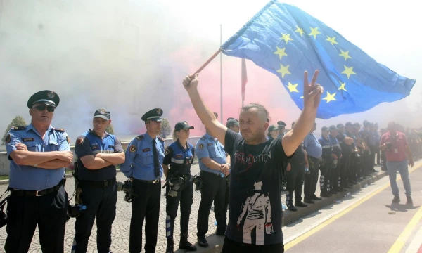 ES rėmėjai Albanijos sostinėje Tiranoje. Floriono Gogos („Reuters“ / „Scanpix“) nuotr.