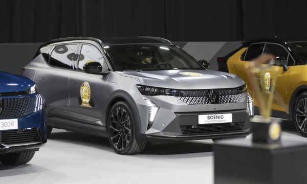 „Scenic E-Tech Electric“ tapo 7-uoju „Europos metų automobilio“ titulą laimėjusiu „Renault“ modeliu. „AP Images“ / „Scanpix“ nuotr.
