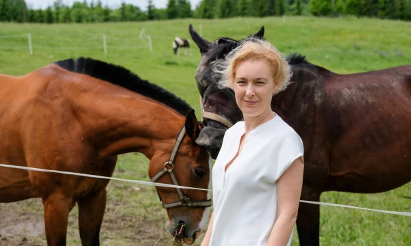„Lietuviams nebeužtenka išsinuomoti kaime namelį, pašvęsti porą parų ir išvažiuoti. Visi nori pažinti kraštą, ūkį, paragauti vietos maisto“, – sako Agnė Vaitkuvienė, Lietuvos kaimo turizmo asociacijos vadovė, sodybos „Provansalis“ šeimininkė. Vladimiro Ivanovo (VŽ) nuotr.