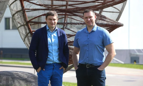Remigijus Paulavičius, VU Duomenų mokslo ir skaitmeninių technologijų instituto Blokų grandinių technologijų grupės vadovas (kairėje), ir Ernestas Filatovas, VU Duomenų mokslo ir skaitmeninių technologijų instituto vyresnysis mokslo darbuotojas. Vladimiro Ivanovo (VŽ) nuotr.