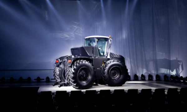 „Auga Group“ sukurtas hibridinis traktorius. Ado Vasiliausko (bendrovės) nuotr.