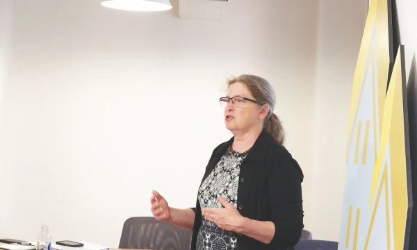 Kim Lipinski, Vašingtone veikiančios maitinimo paslaugos „Elder Nourish“ įkūrėja: „Nėra pagalbos sistemos, kuri pasirūpintų senjorų mitybos planais, valgiu, todėl mes į klientų namus siunčiame virtuvės šefus.“ GABIJOS SABALIAUSKAITĖS (VŽ) NUOTR.