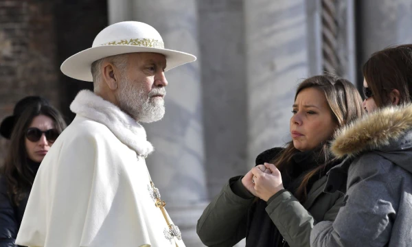 Naujausias aktoriaus vaidmuo – ponas Džonas Branoksas seriale „Naujasis popiežius“. Luigi Costantini (AP/„Scanpix“) nuotr.