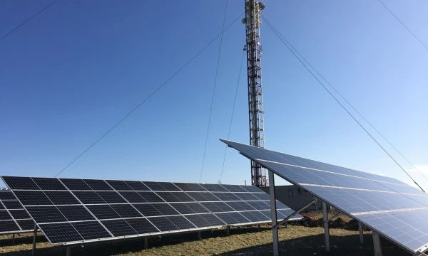 Pirmoji Telecentro 0,5 megavato (MW) galios saulės jėgainė įrengta šalia Molėtų TV bokšto.
