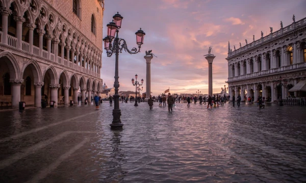 Paprastai potvyniai Venecijoje atslūgsta per 2–4 valandas. Claudia Greco („Sipa“/„Scanpix“) nuotr. 