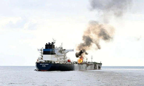 Po hučių apšaudymo degantis tanklaivis „Marlin Luanda“. Indijos karinio laivyno („Reuters“ / „Scanpix“) nuotr.