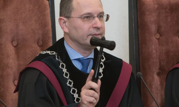 Dainius Žalimas, Konstitucinio Teismo pirmininkas, perskaitė ir paaiškino šio Teismo "galutinę ir neskundžiamą" išvadą dėl ministrų atsakomybės už priimamus administracinius sprendimus. Juditos Grigelytės (VŽ) nuotr. 